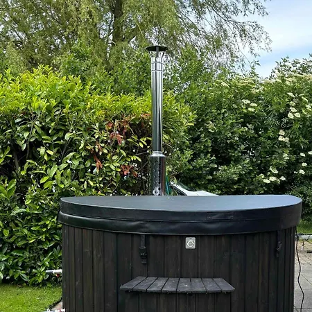 Cozy With A Wilderness Hot Tub Feriehus